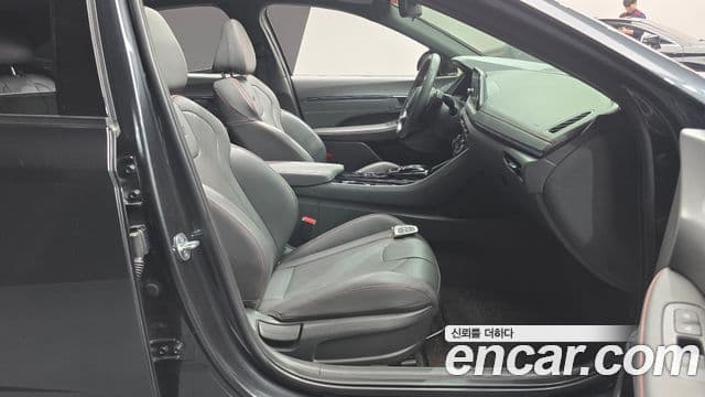 Hyundai 쏘나타 (DN8) - Салон