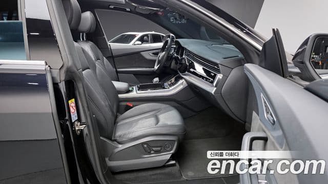 Audi Q8 (4M) - Салон