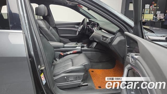 Audi e-트론 - Салон