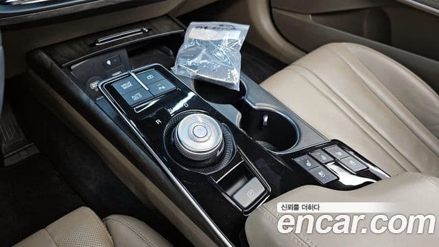 Kia K8 하이브리드 - Салон